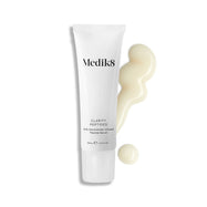 Le tube de Medik8 Clarity Peptides est posé sur un fond blanc avec un étalement de sérum blanc laiteux. Le texte met en avant la formule 10% Niacinamide-Infused Peptide Serum .