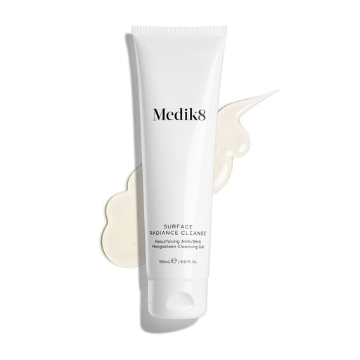 Tube Medik8 Surface Radiance Cleanse présenté sur un fond blanc propre avec un large trait de gel translucide. Le texte l'identifie comme un Resurfacing AHA/BHA Mangosteen Cleansing Gel de 150 mL 
