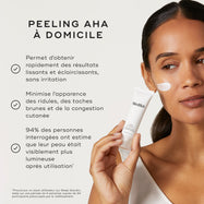 Une personne tient un tube Medik8 Sleep Glycolic sur un fond neutre blanc cassé, avec un trait de crème blanche sur sa joue. Le texte met en avant ses bénéfices en tant que « gommage AHA à domicile » qui « offre des résultats rapides de lissage et d’éclat – sans irritation » et « minimise l’apparence des ridules, des taches foncées et des imperfections ». Il est également indiqué : « 94 % ont estimé que leur peau était visiblement illuminée après utilisation ».