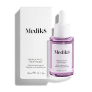 Le flacon de sérum Medik8 Bakuchiol Peptides, rempli de liquide violet, est présenté à côté de son carton extérieur blanc sur un fond blanc épuré. Le texte sur l’emballage le présente comme un Sérum Alternatif au Rétinol Infusé de Peptides.