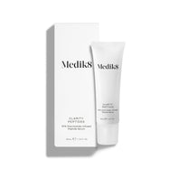 Le tube Medik8 Clarity Peptides est placé à côté de son carton blanc sur fond blanc. Le texte l’identifie comme un Sérum Peptide enrichi à 10 % de Niacinamide  en format 30 mL.