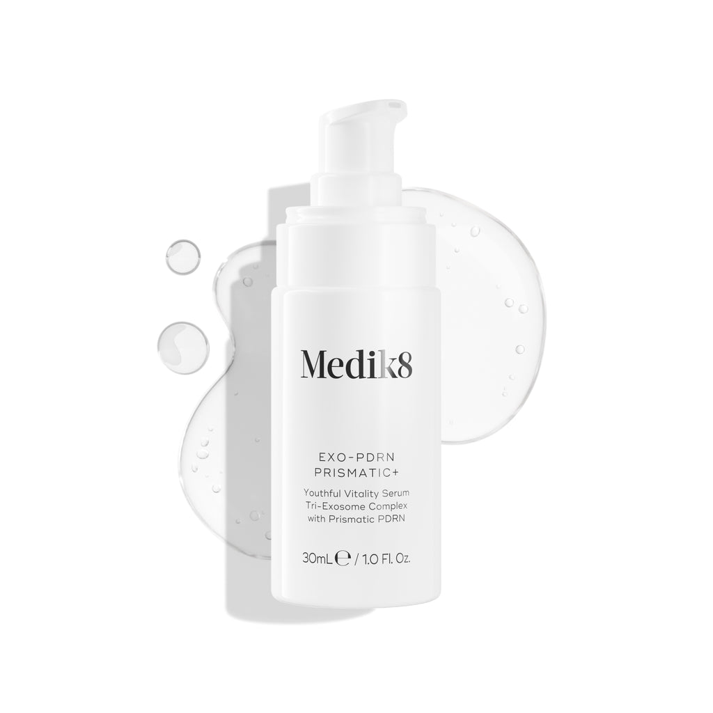 Flacon pompe du sérum Medik8 Exo-PDRN Prismatic+ présenté à côté d'une texture de sérum cristalline sur un fond iridescent doux.