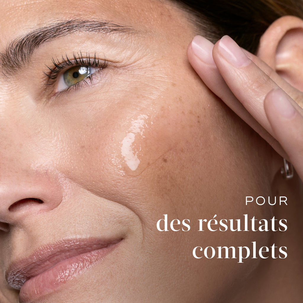 Gros plan d'une femme appliquant le sérum Medik8 sur sa joue avec un texte mentionnant des résultats à spectre complet.